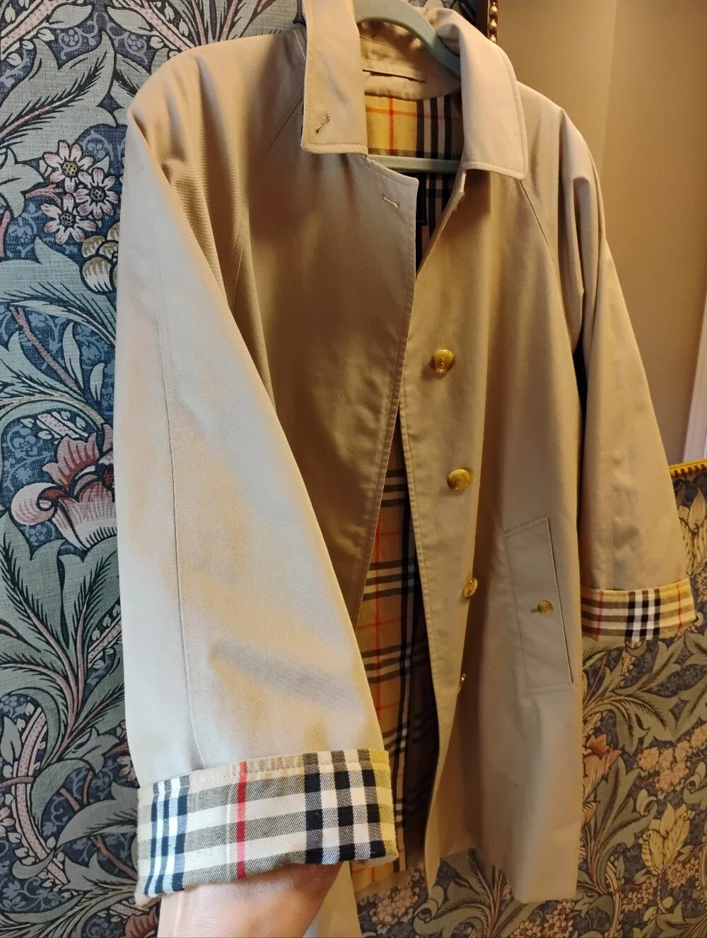 Vintage Burberry Classic Beige Trench Coat with Plaid Lining - Picture 2 of 11